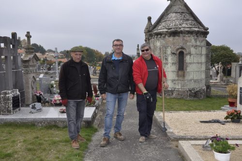 Yannick Maudet, Responsable des Espaces Verts de Mortagne sur Sèvre, entouré d’André-Marie et Jean-Pierre de NovaliSs