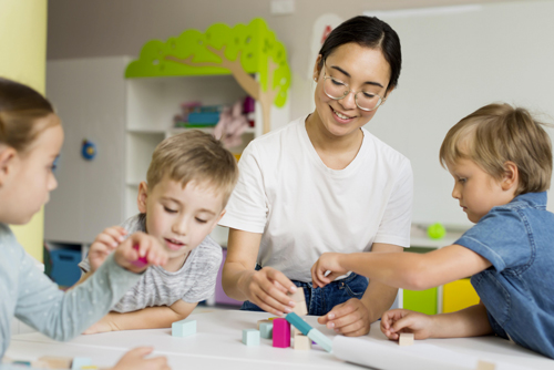 Travailler comme assistant animateur auprès des enfants